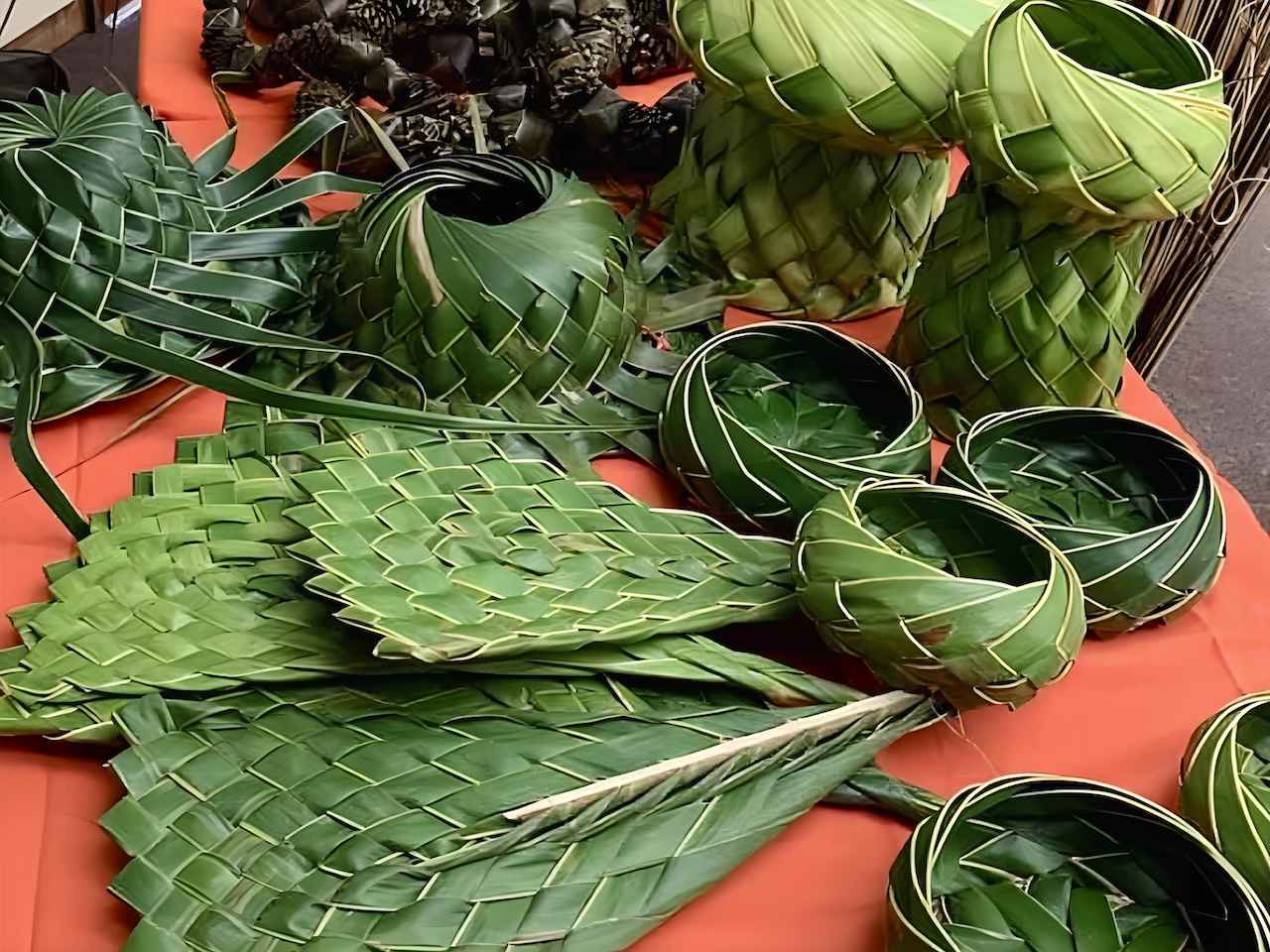 画像: ココナッツの葉編み模様が美しいチャモロの道具類 提供：Tony Mantanona