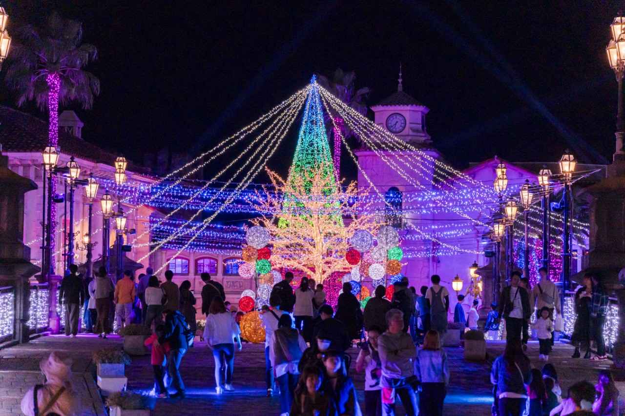画像1: 巨大クリスマスツリーに心弾む「光のテーマパーク」
