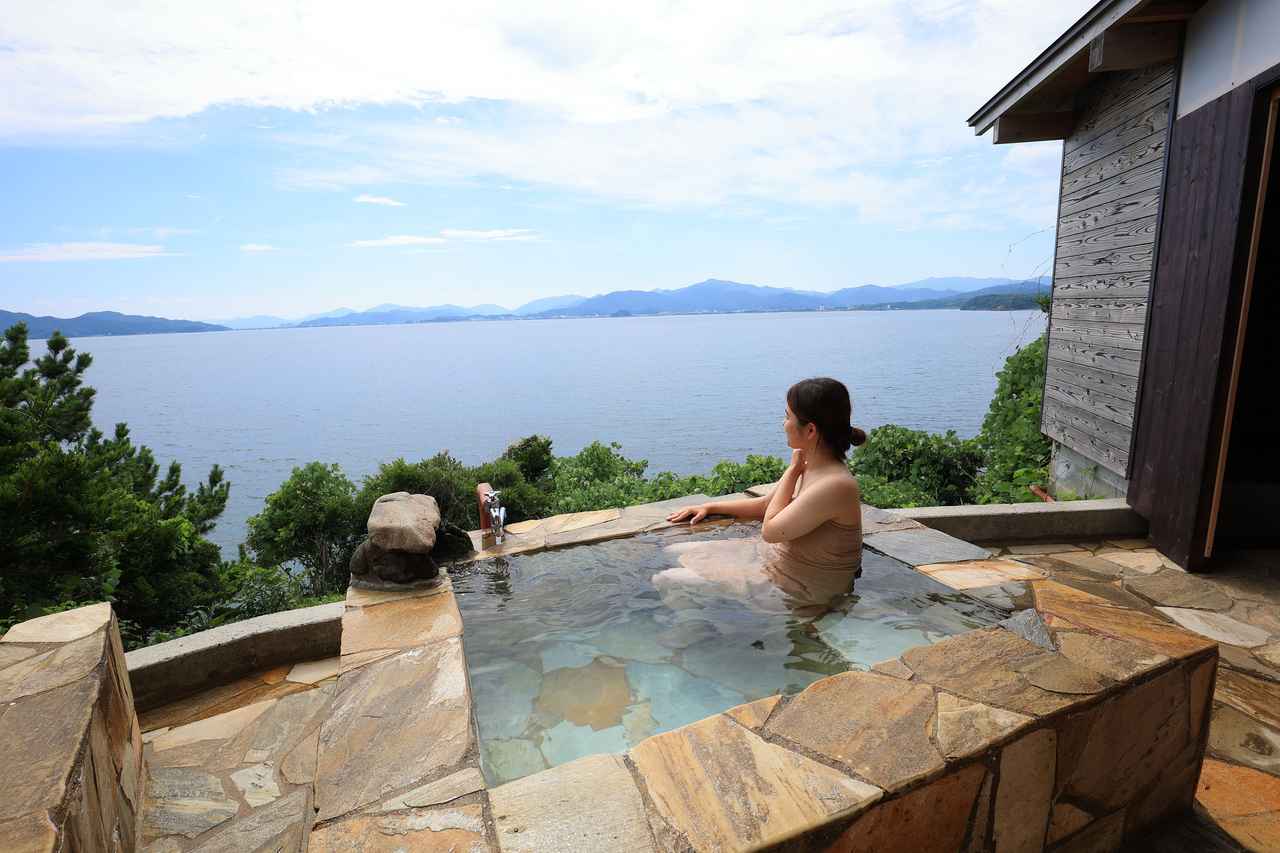 画像: アニメ「サザエさん」のオープニングにも登場した海と空が一つになる露天風呂！