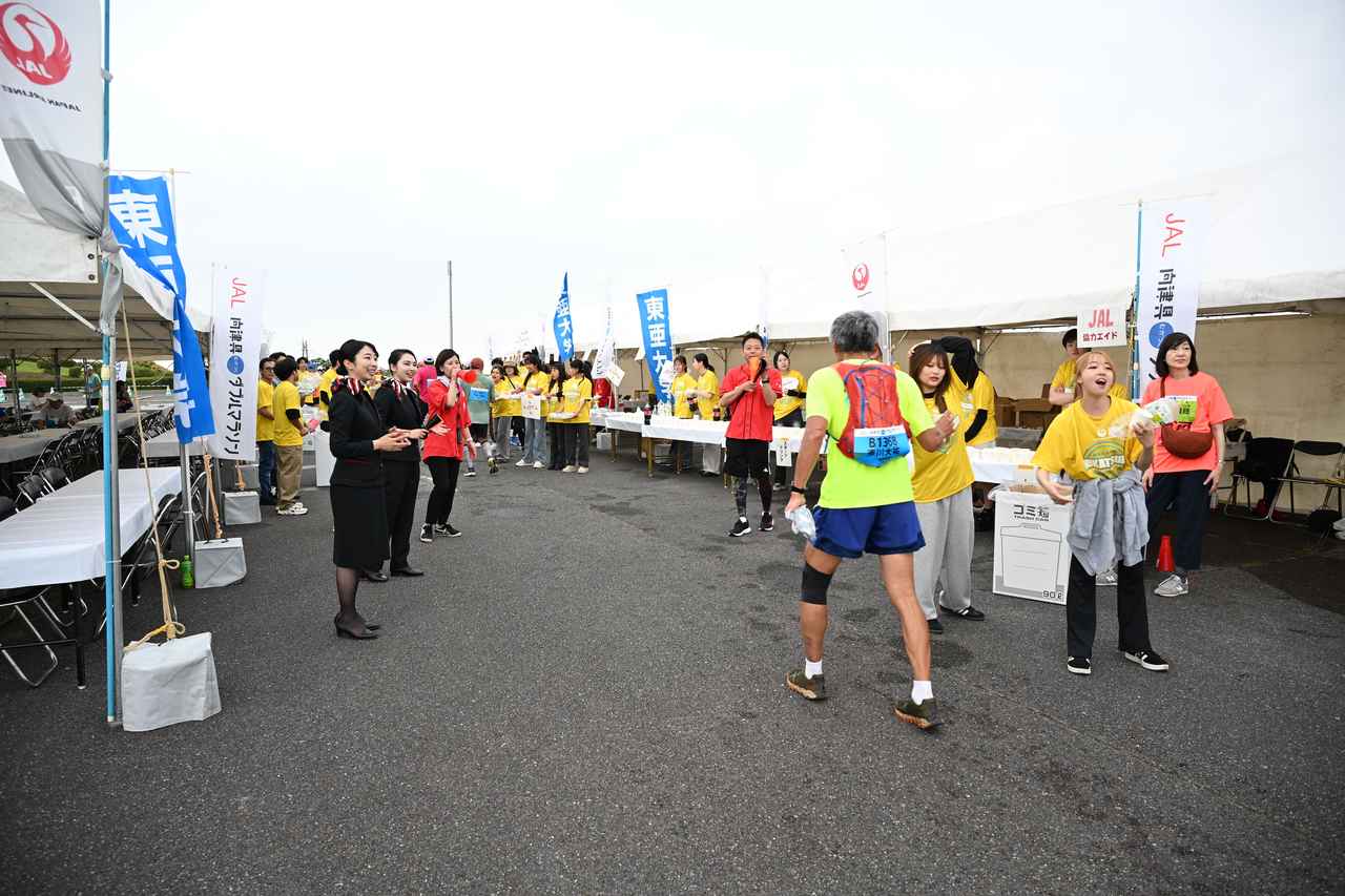 画像: 激坂を駆け上ったあとは、千畳敷でのJALエイドではランナー絶賛「長州どりのチキンカレー」でのおもてなしと大声援で疲れを回復！