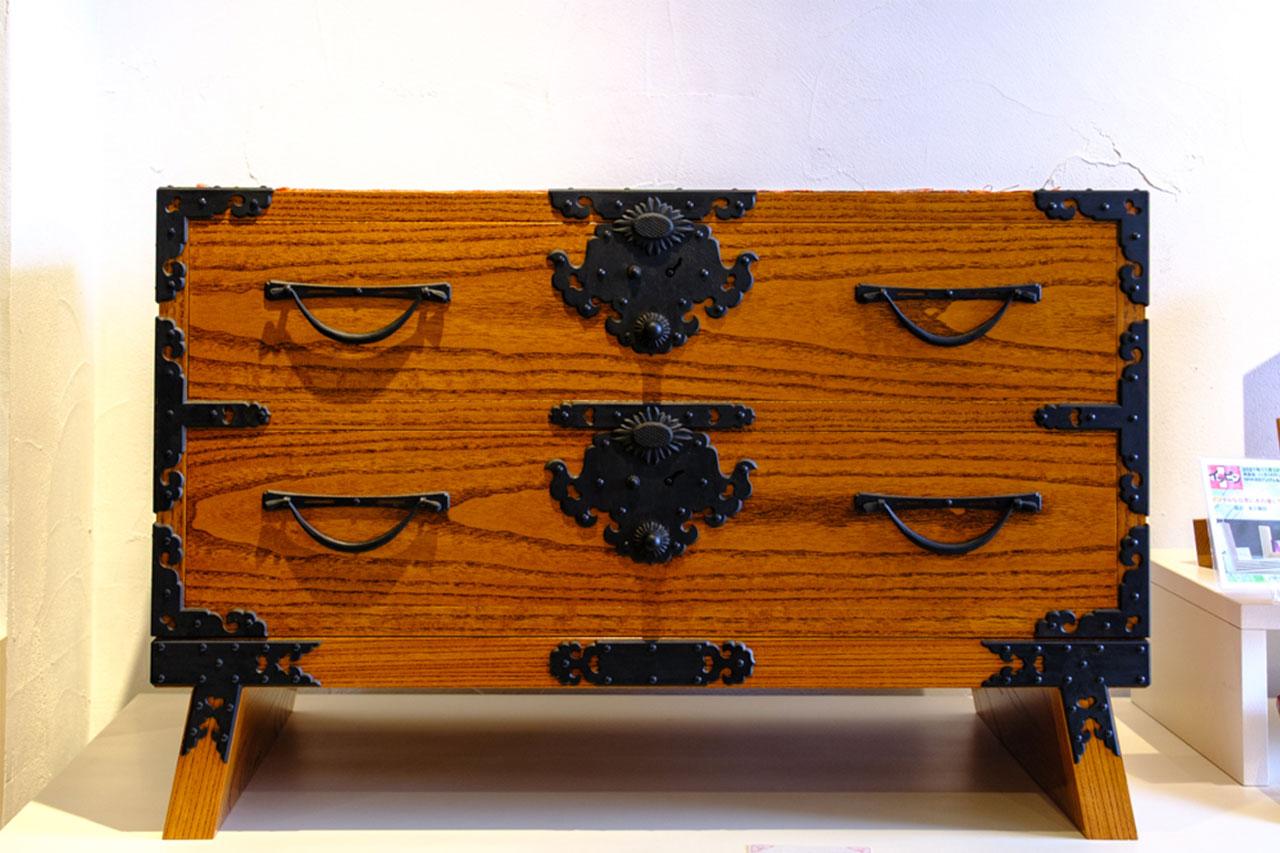 画像: 150年以上の歴史を持ち、職人の技が光る越前箪笥。「小柳箪笥店kicoru」を訪問。