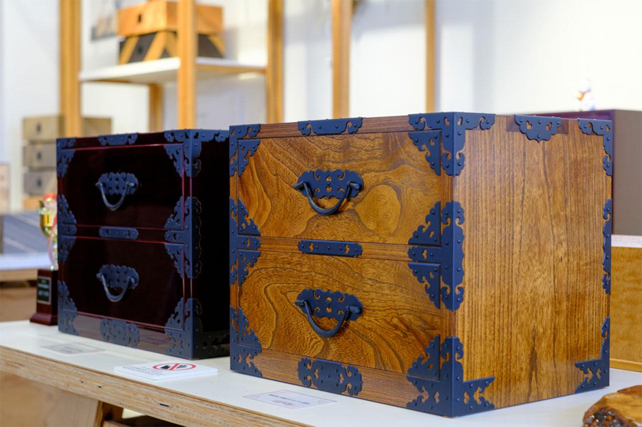 画像: 現代向けの小さな越前箪笥。格式を保ちながら暮らしに溶け込む