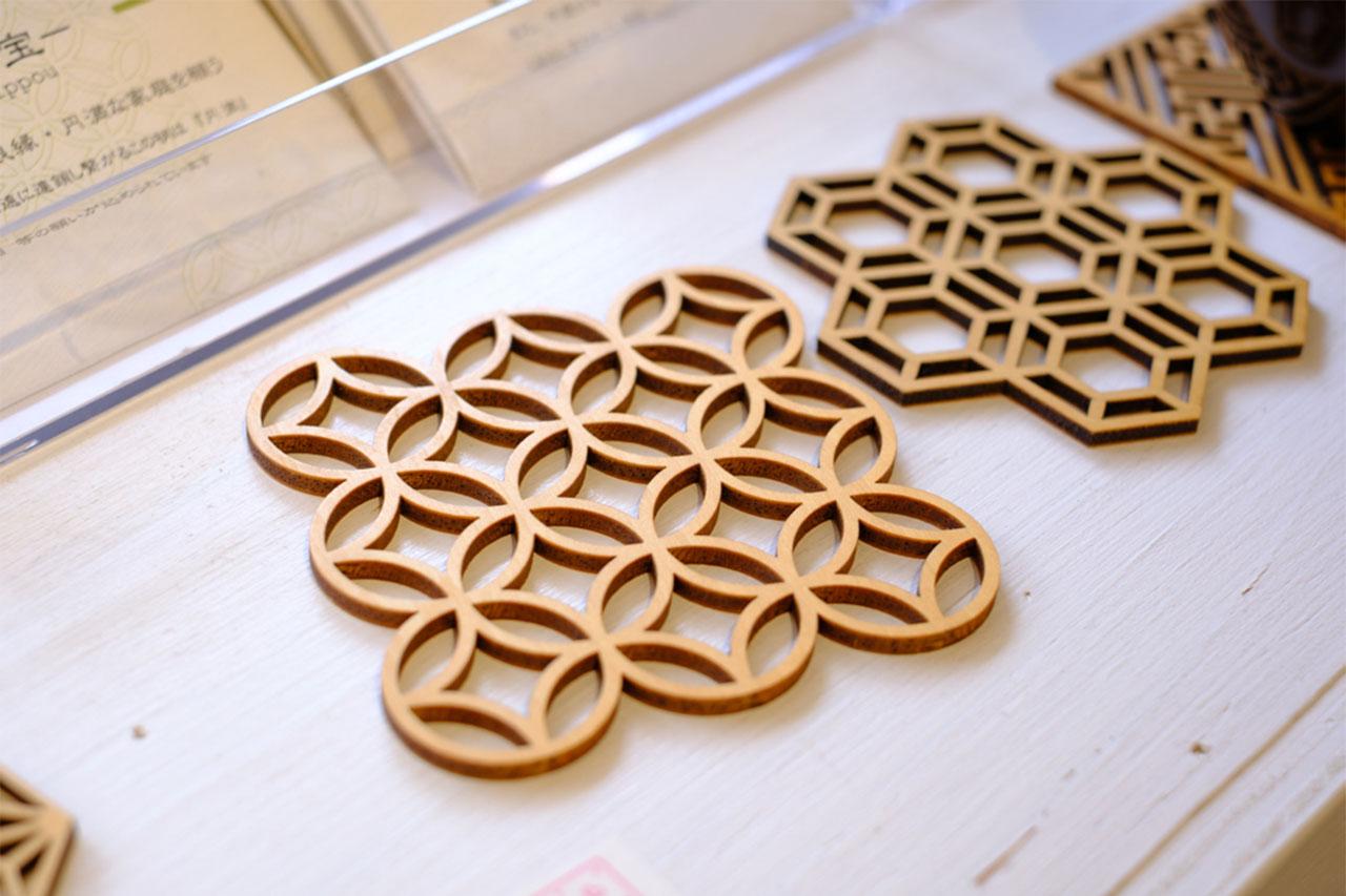 画像: 日本の伝統文様をデザインした組子風のコースター。手前は七宝、奥は亀甲。デザイン性と共に由来と意味がある。小さいのでおみやげにも
