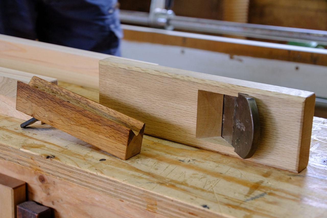 画像: 精密に仕上げられた箪笥は、巧みなカンナ使いが生み出す
