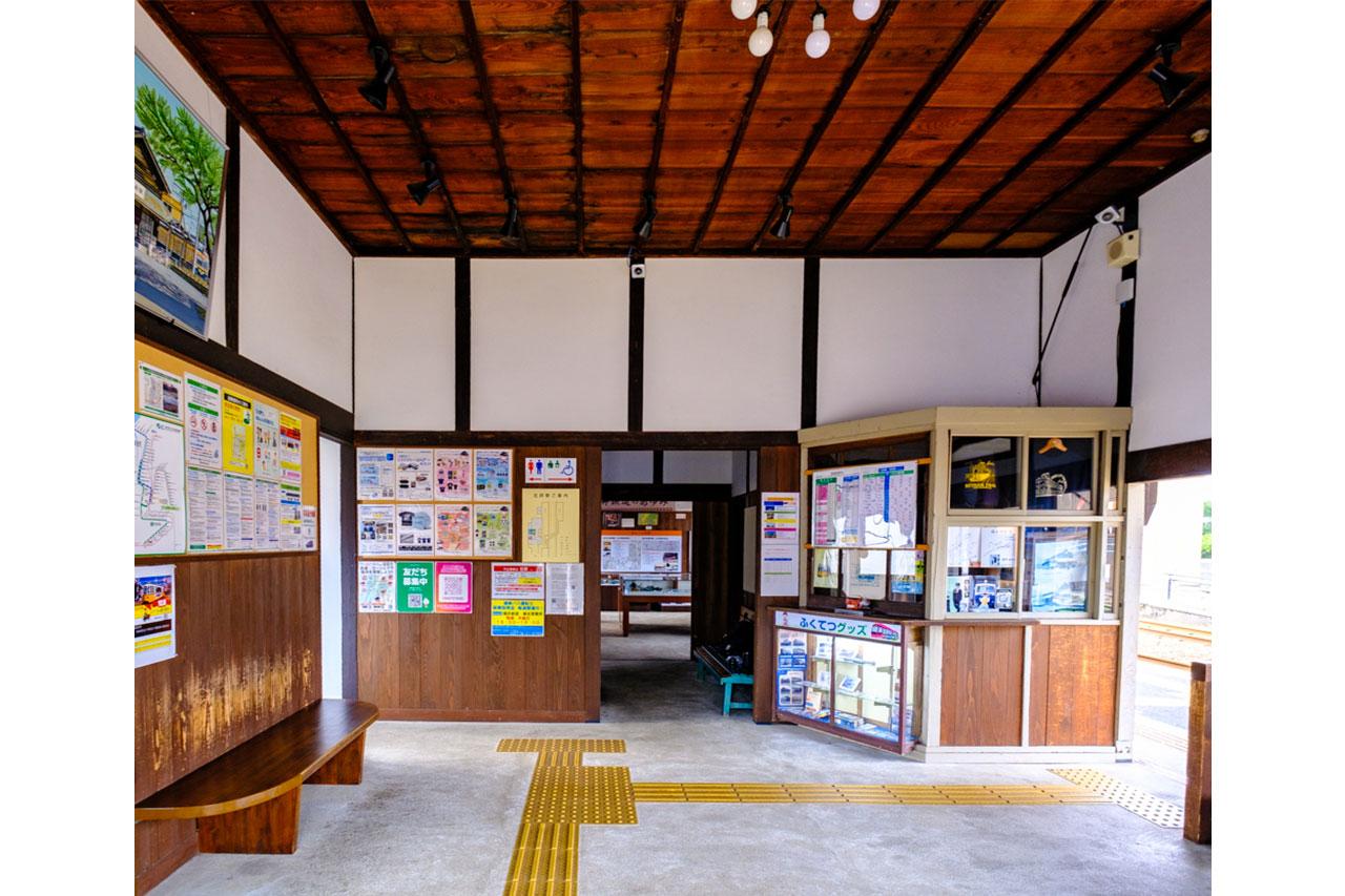 画像: 駅開業時の面影を残す売店などを残し、2023年から北府駅鉄道ミュージアムを併設