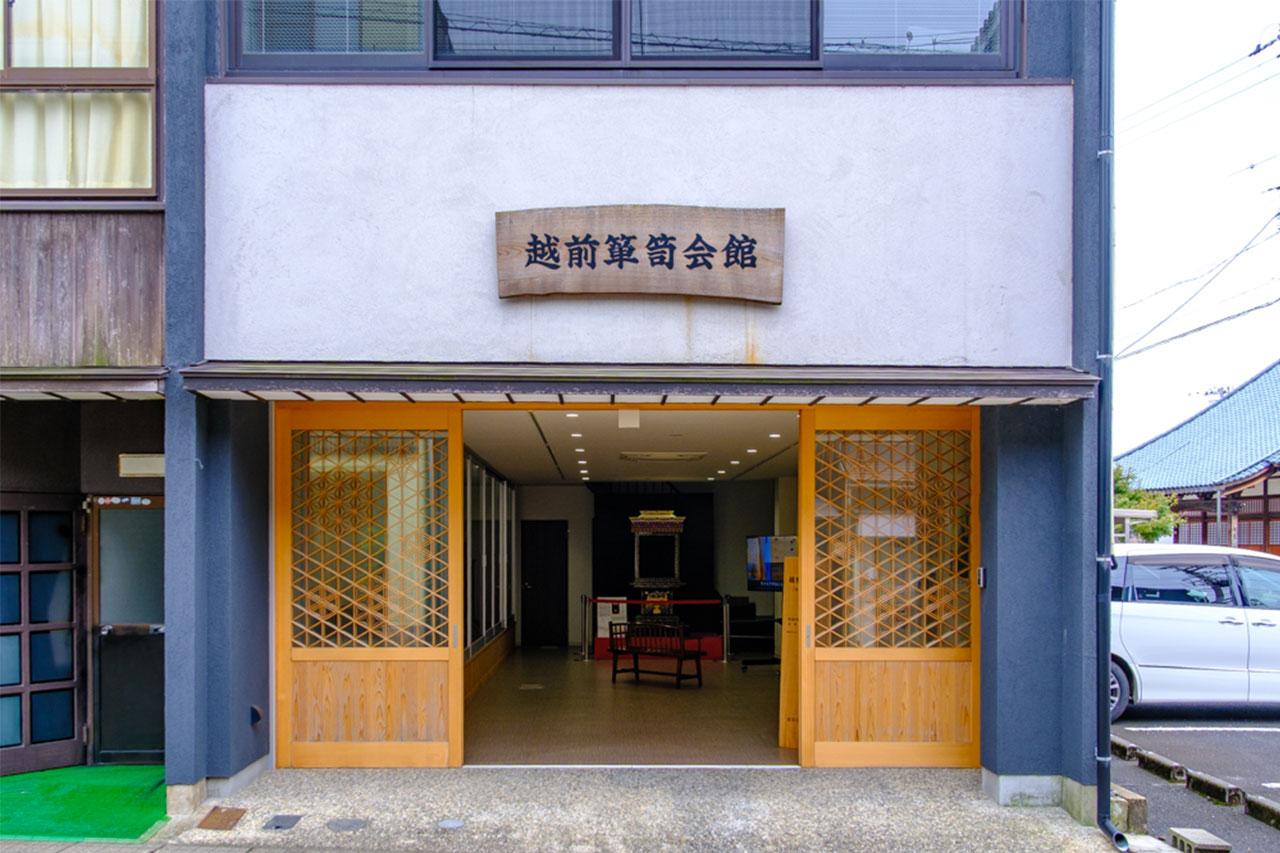 画像: 飛鳥時代後期作、国宝「橘夫人厨子」（法隆寺所蔵）。台座の隅に「越前」の墨書があり、越前の職人の関わりをうかがわせる