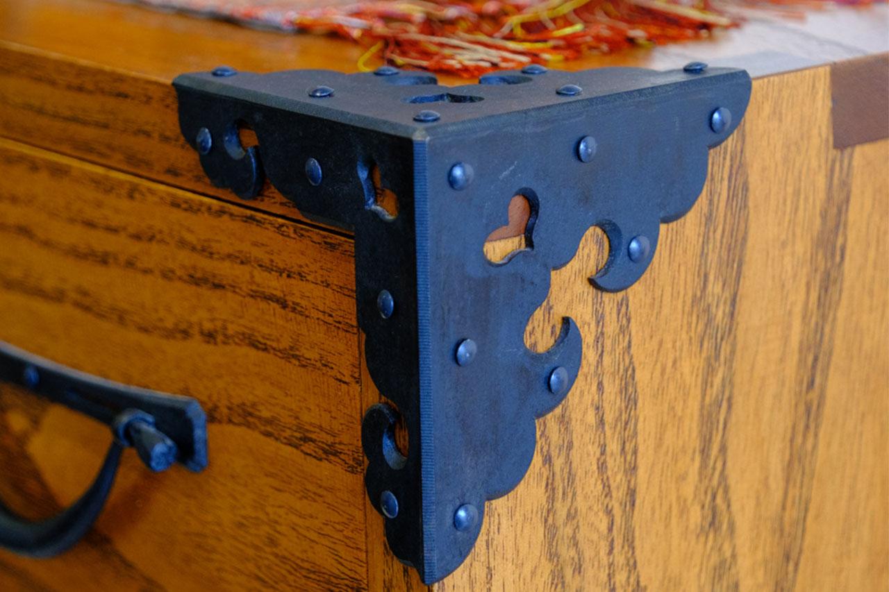 画像: 越前箪笥の金具には必ず「猪の目（ハート）」が入り、装飾と魔除けの役割を持つ
