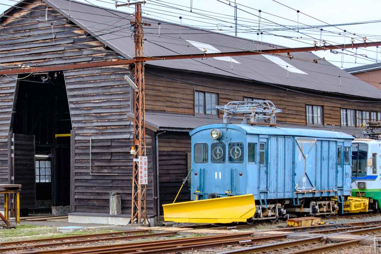 画像: 車両工場の横に並ぶは「デキ11」。どちらも福鉄の歴史を見守ってきた大正生まれの現役
