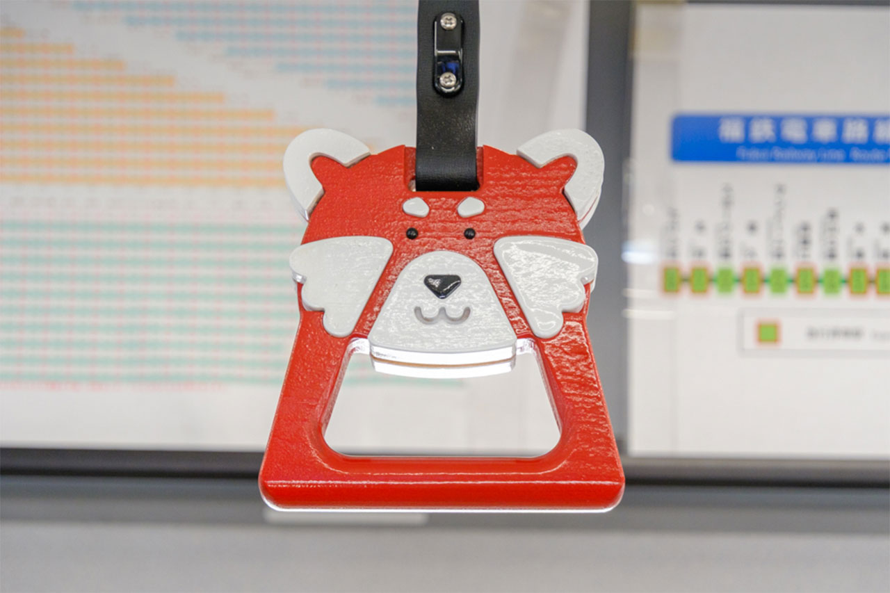 画像: 旅情あふれるローカル線の旅、福井鉄道福武線。レッサーパンダのモチーフつり革