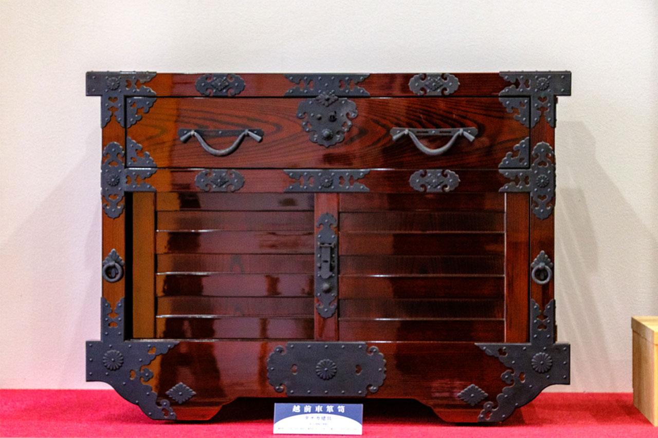 画像: 日常では金品などの貴重品を保管し、火事の際に運べるよう車輪が付いた「車箪笥」