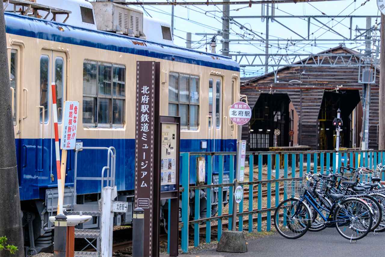 画像: 「北府（きたご）駅」を訪問。奥に見えるのは木造車両工場