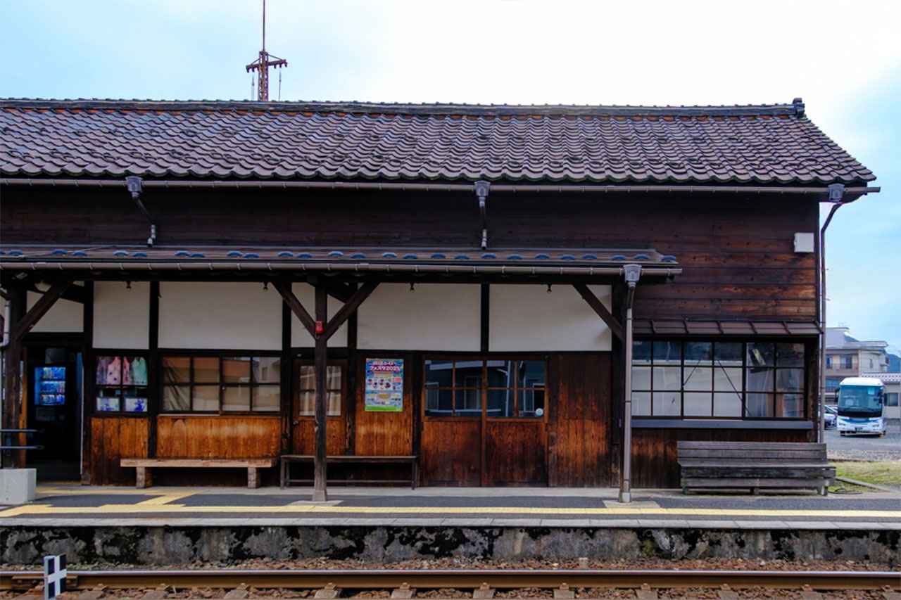 画像: 風情ある駅舎は、今も通勤・通学や観光で親しまれる