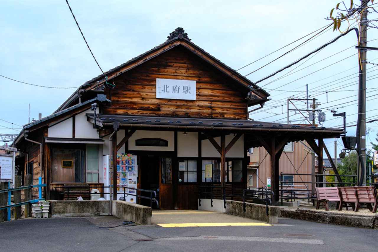 画像: 全国の鉄道ファンに愛される木造駅舎