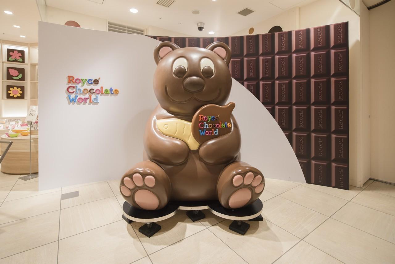 画像: 人気チョコの大きなクマのフォトスポット