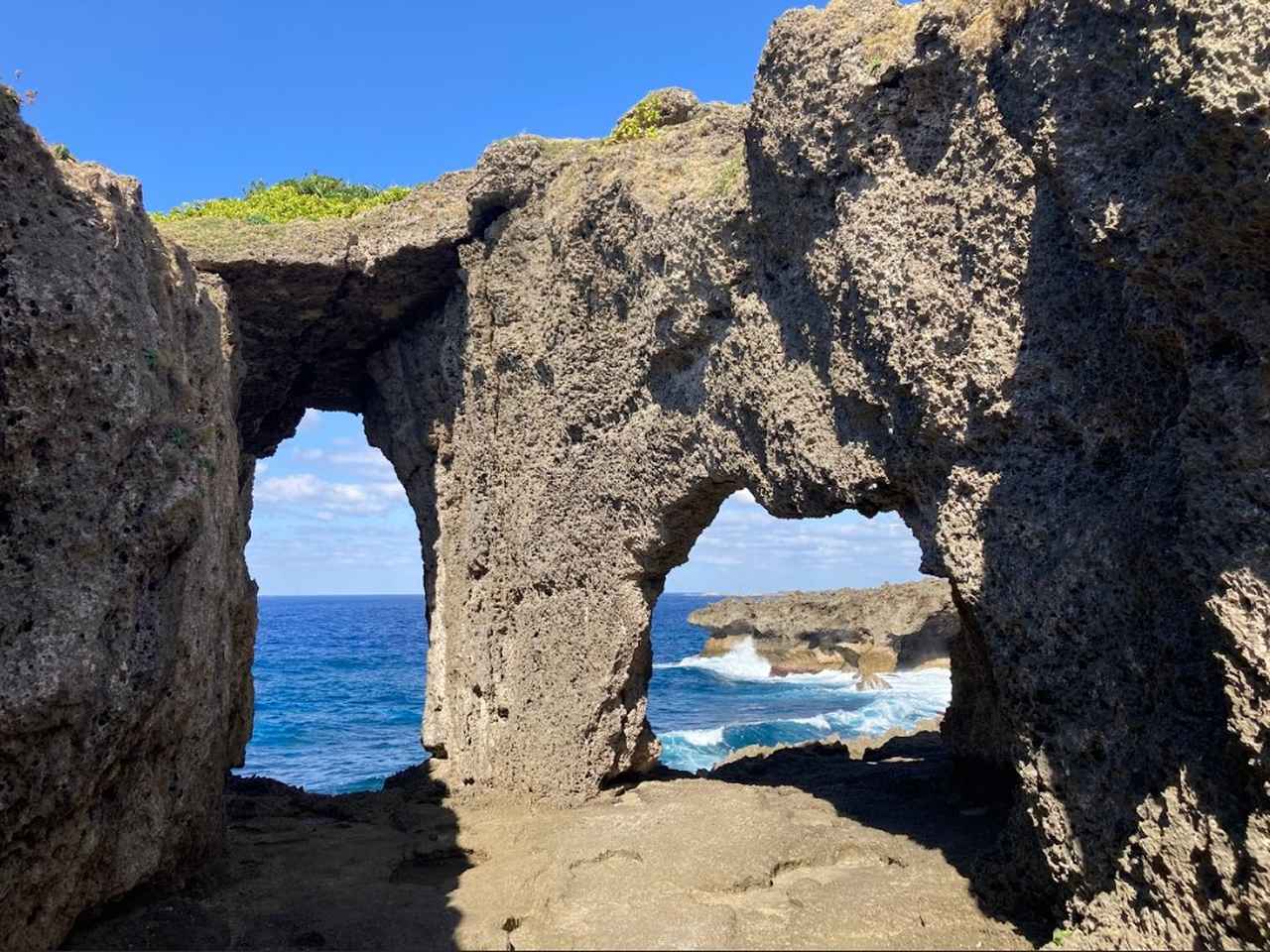 画像: おすすめポイントのひとつ「犬(いん)の門(じょう)蓋(ふた)」 ここからクジラの親子が泳いでいるのが見えました!