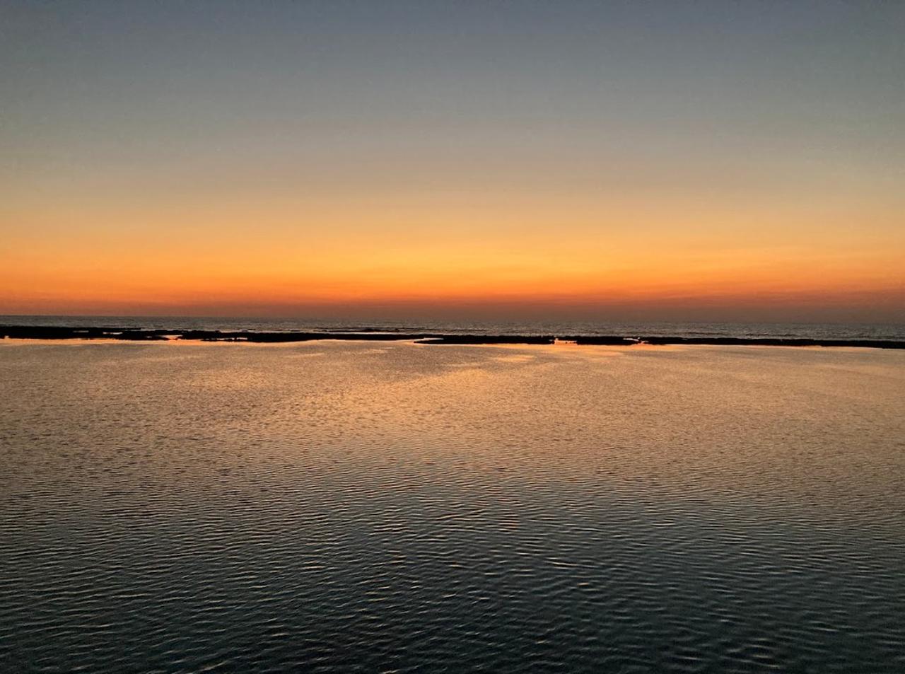 画像: 時とともに移ろう、夕焼けの色彩(ヨナマビーチ)