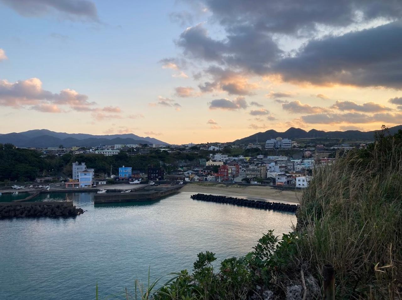 画像: 天城町役場のある平戸野(へとの)集落の朝