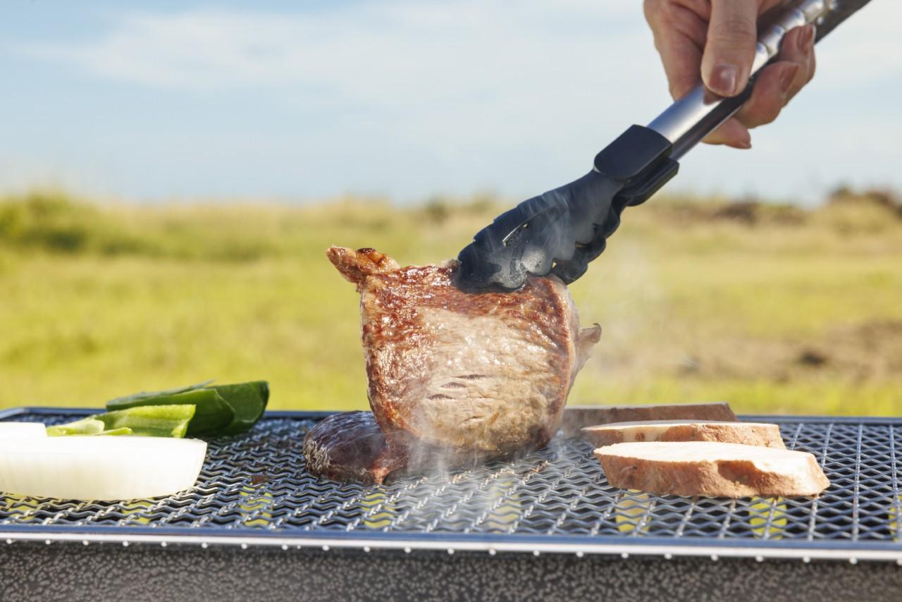 画像1: 島の恵みをふるさと納税で。黒毛和牛と安納芋を、海風に吹かれて楽しむ