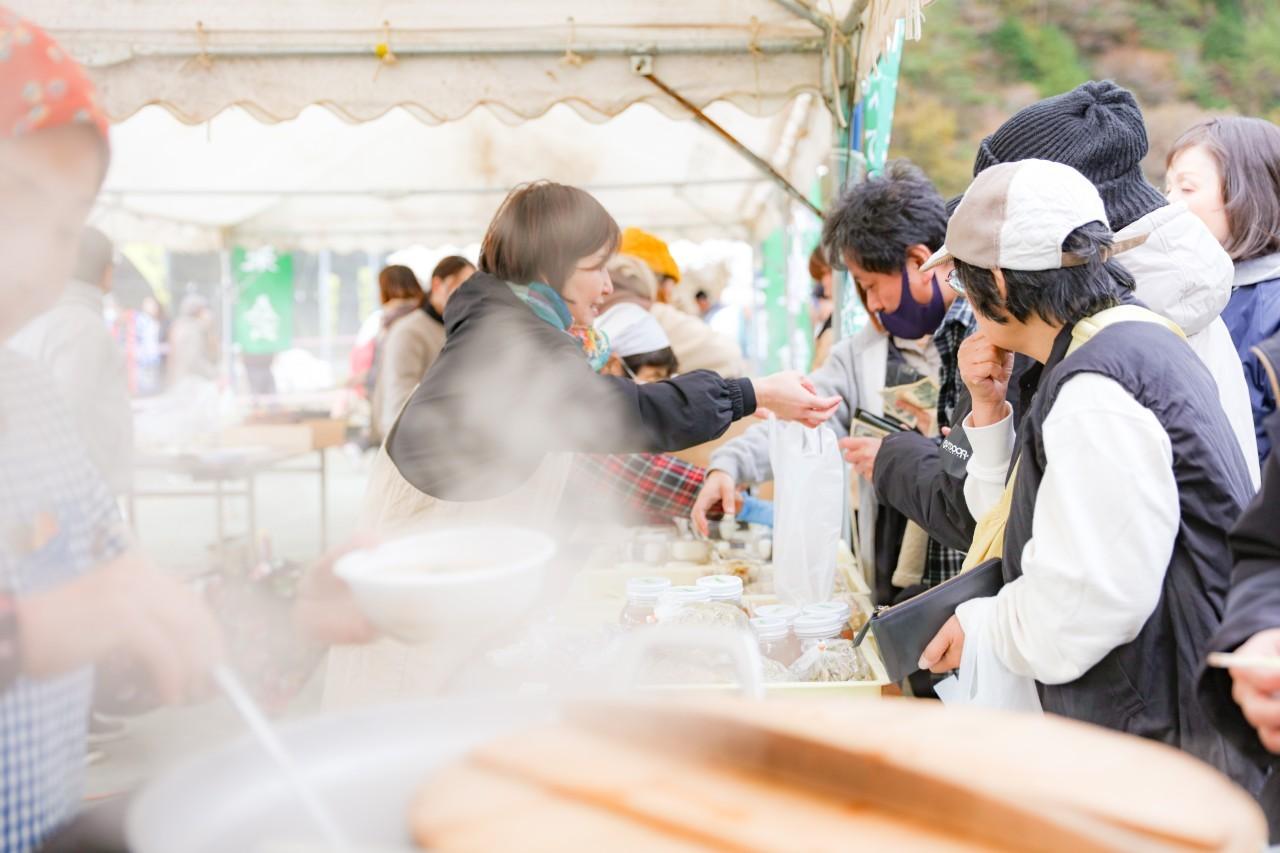 画像2: 会場は標高750m！山の上に集まった総勢1,500人でBBQ