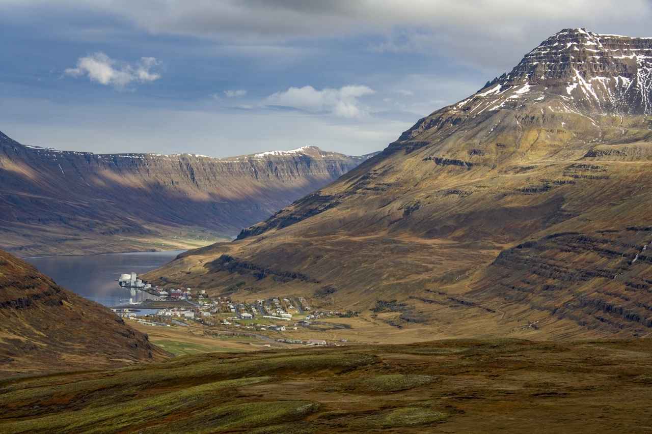 画像: アイスランド・セイジスフィヨルズルの風景 iStock/SteveAllenPhoto