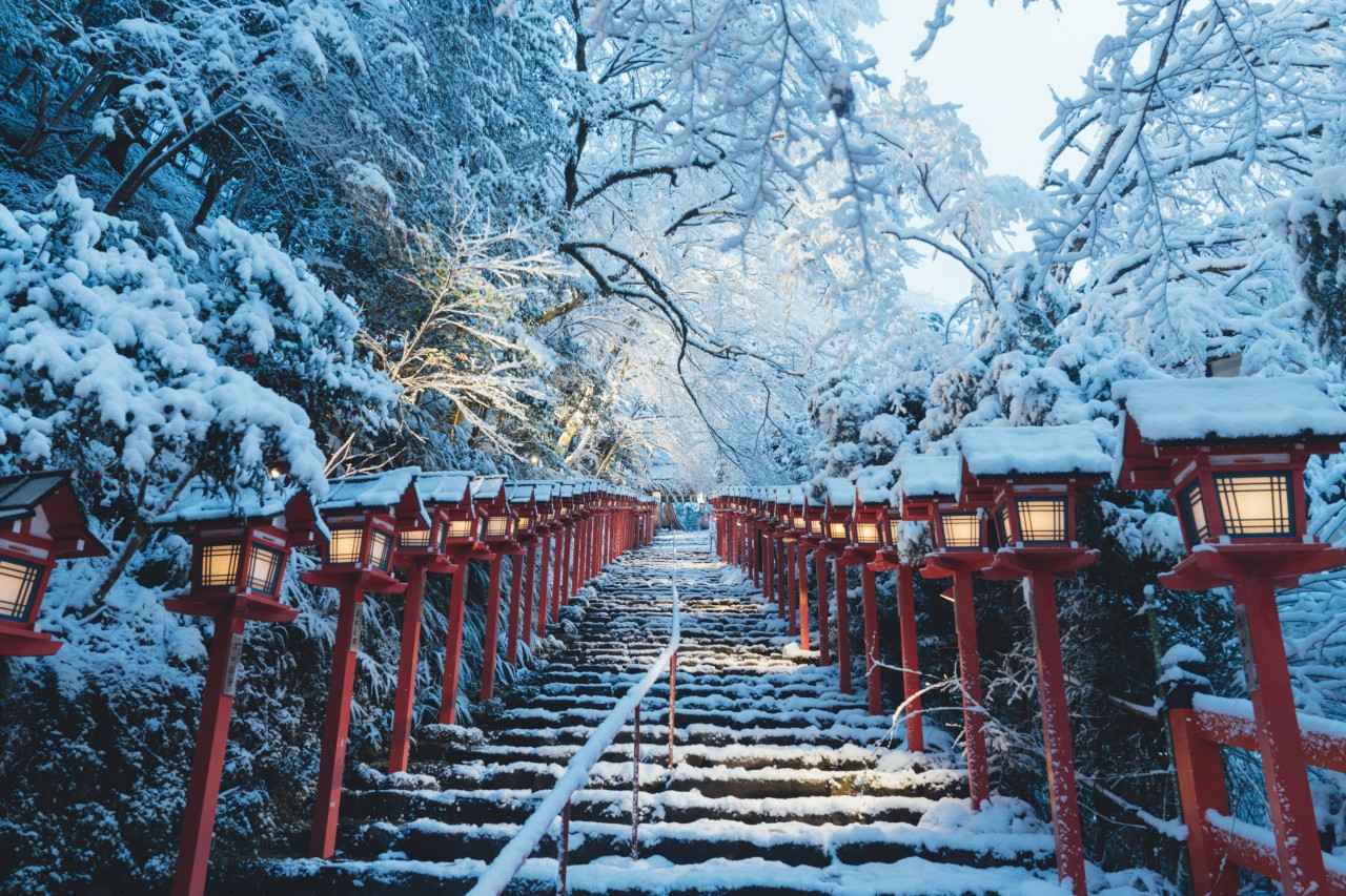 画像: 雪の白さと赤い灯籠とのコントラストが生み出す絶景