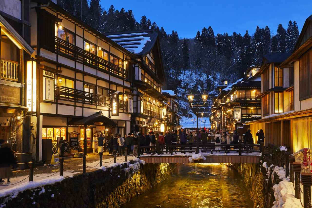 画像2: 雪と灯りが織りなす、ノスタルジックな白銀の温泉街