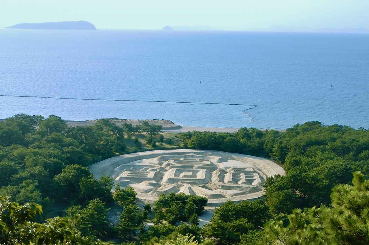 画像: 「寛永通宝」の巨大な砂絵