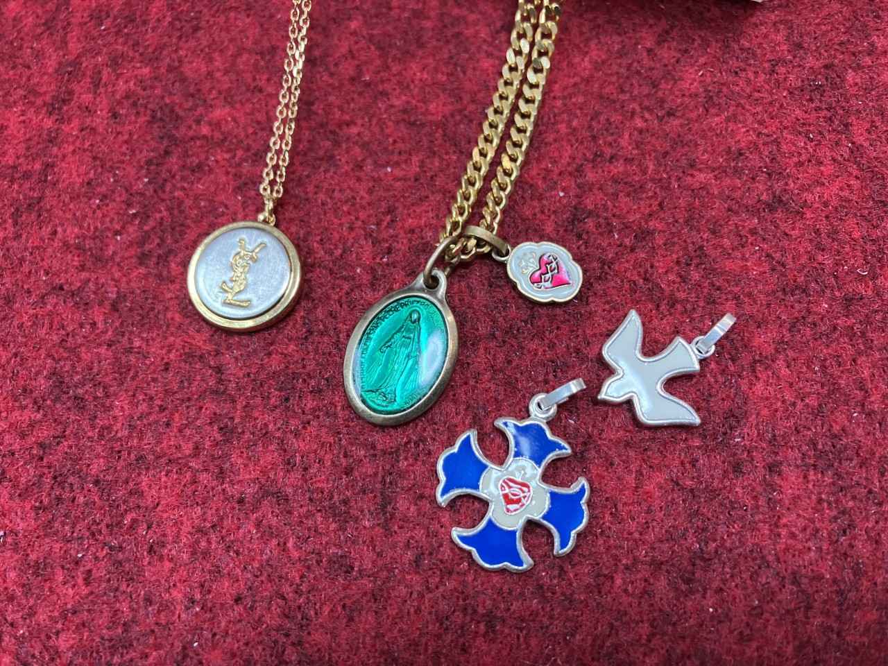 画像: パリで出合ったYSLのネックレス。ヴィンテージの洋服に使われていたボタンを選び取り、アクセサリーへと生まれ変わらせる作り手の手法に惹かれて迎え入れました。