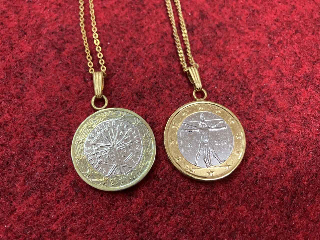 画像: ユーロ圏の旅で集めた1ユーロ硬貨。国ごとに裏面の絵柄が違うのですが、ユーロ圏内ではどの絵柄も流通しているので、狙っているものに出合うのに苦労しました。旅行中はおつりをもらうたびにチェックし、ようやく見つけた一枚を日本の工房でネックレスに仕立ててもらいました。