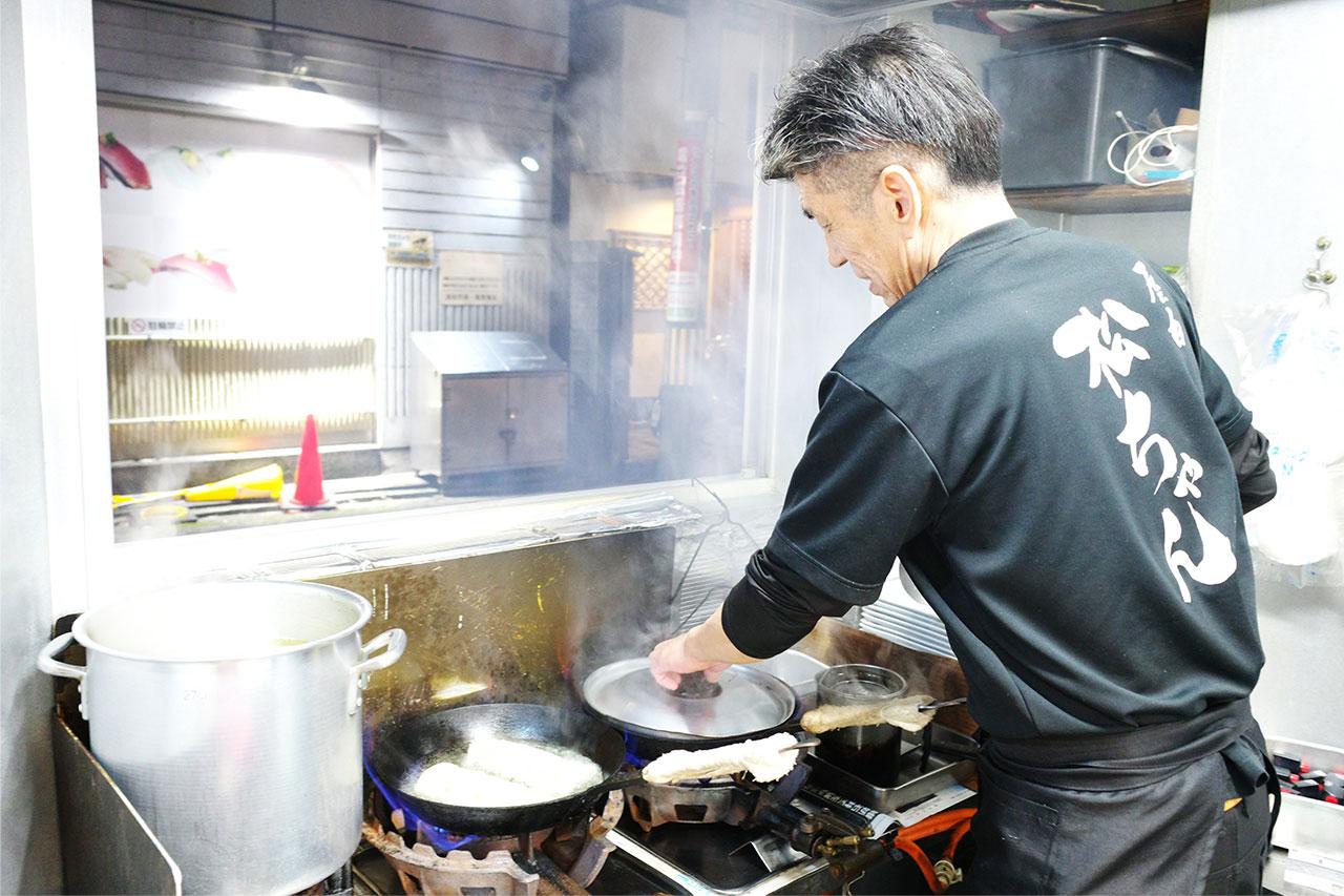 画像6: 屋台生まれの極上パリパリ餃子と〆のラーメン！愛され続ける名店「松ちゃん」