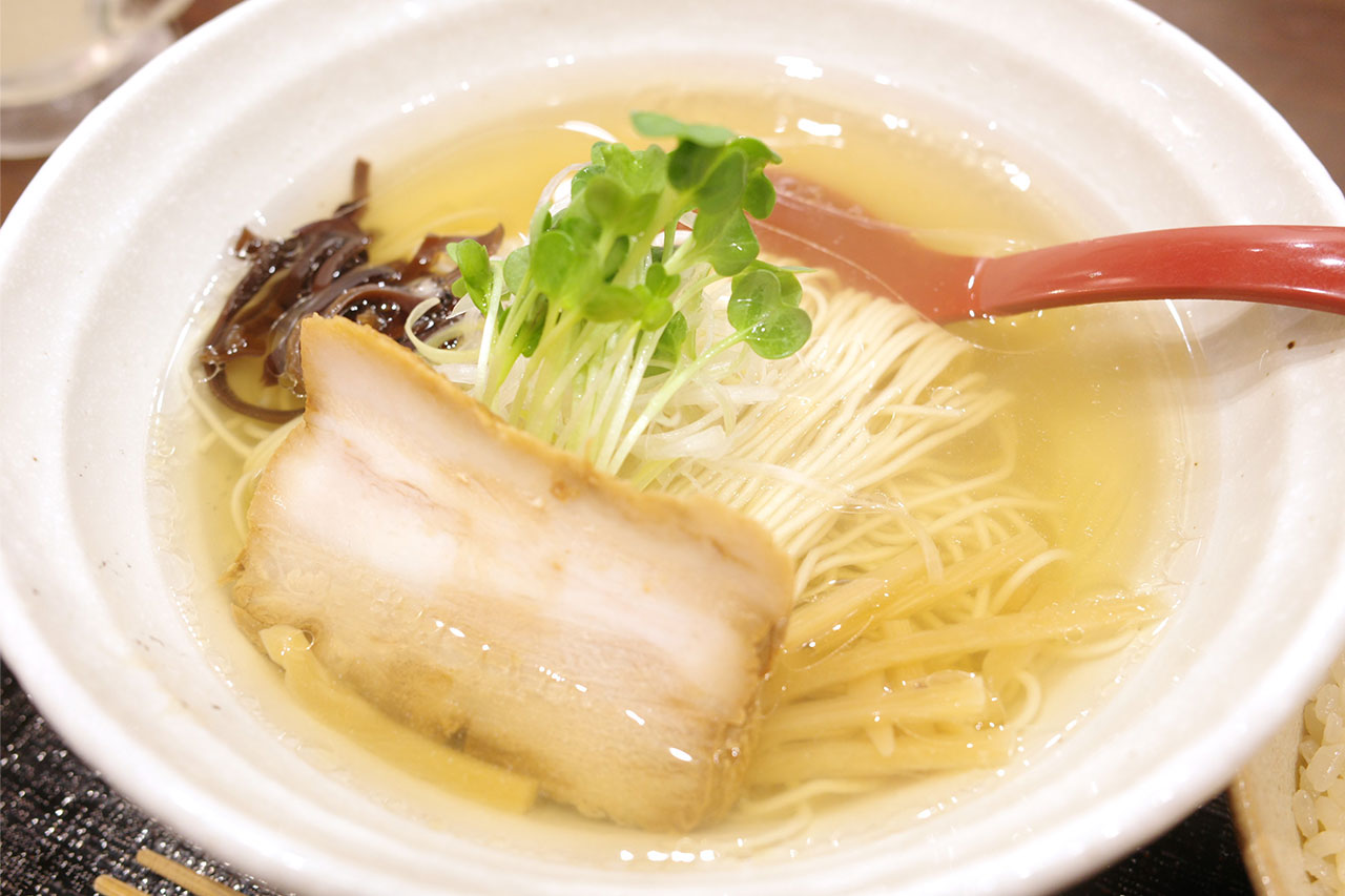 画像6: 透き通る鯛だしの旨みに溺れる。「塩伝説 なゆた」の鯛塩ラーメン