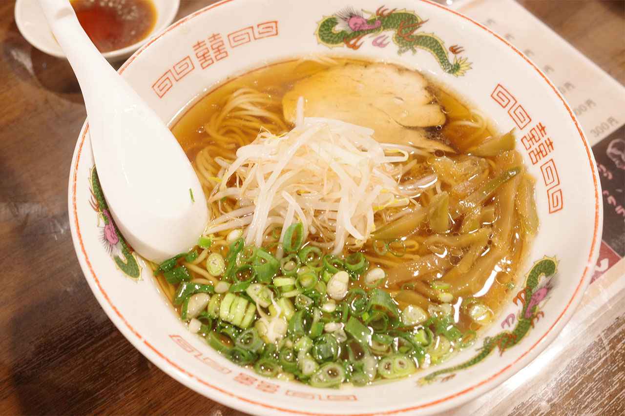 画像8: 屋台生まれの極上パリパリ餃子と〆のラーメン！愛され続ける名店「松ちゃん」