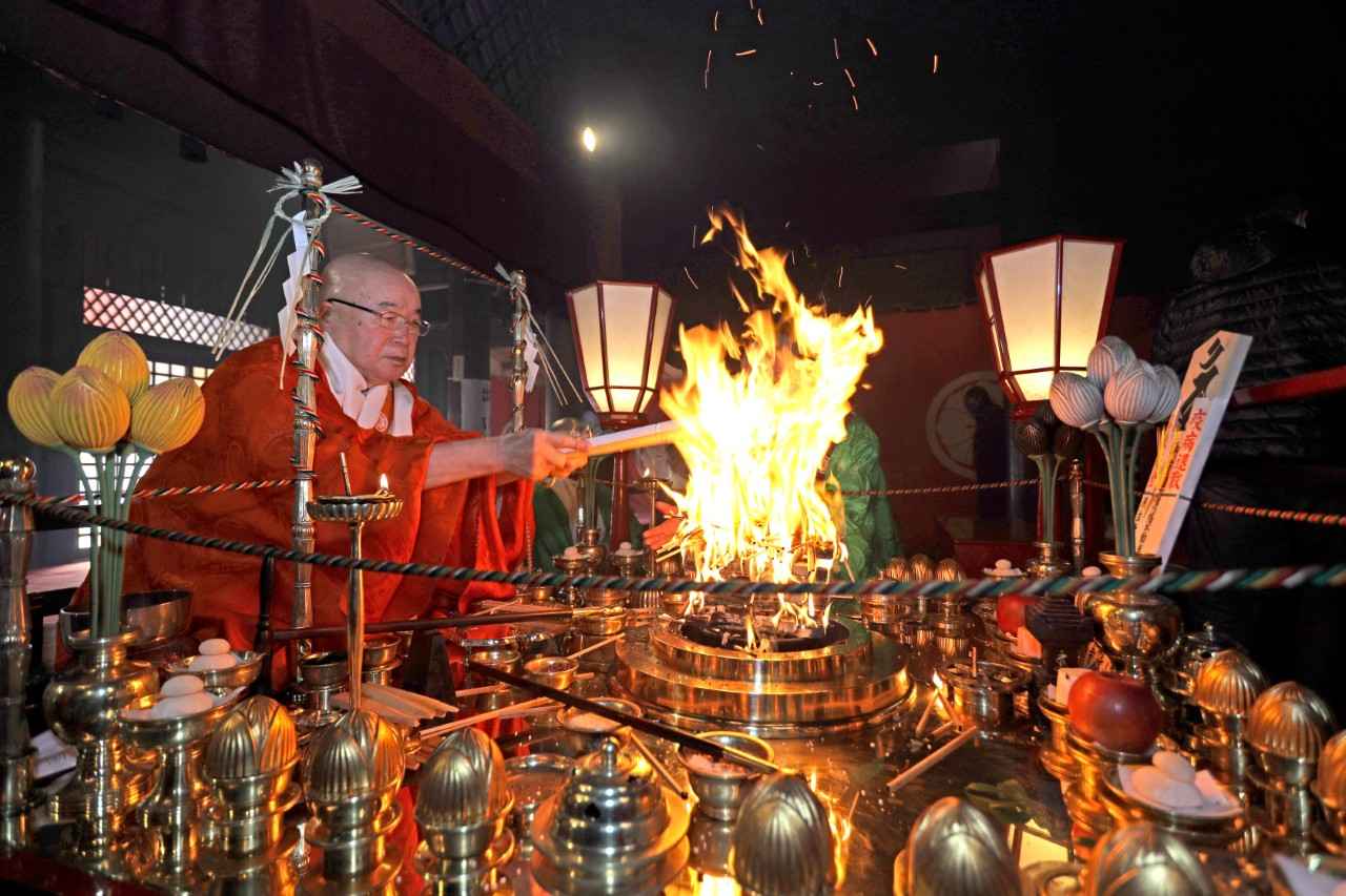 画像: 元朝祈願大護摩修行の様子