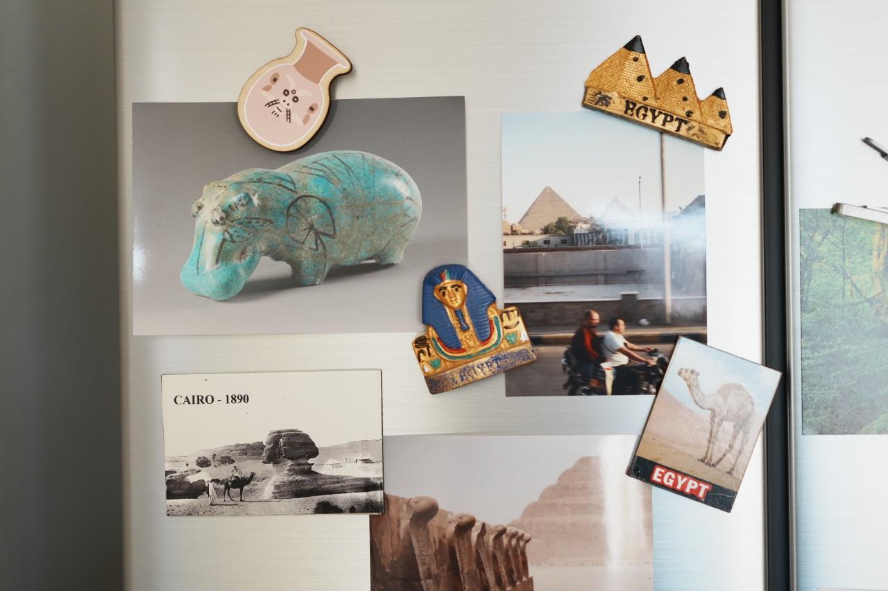 画像: 写真と一緒に飾っていることもあります。これはエジプト旅行ゾーン。写真とマグネットで組み合わせてレイアウトするのが楽しい。