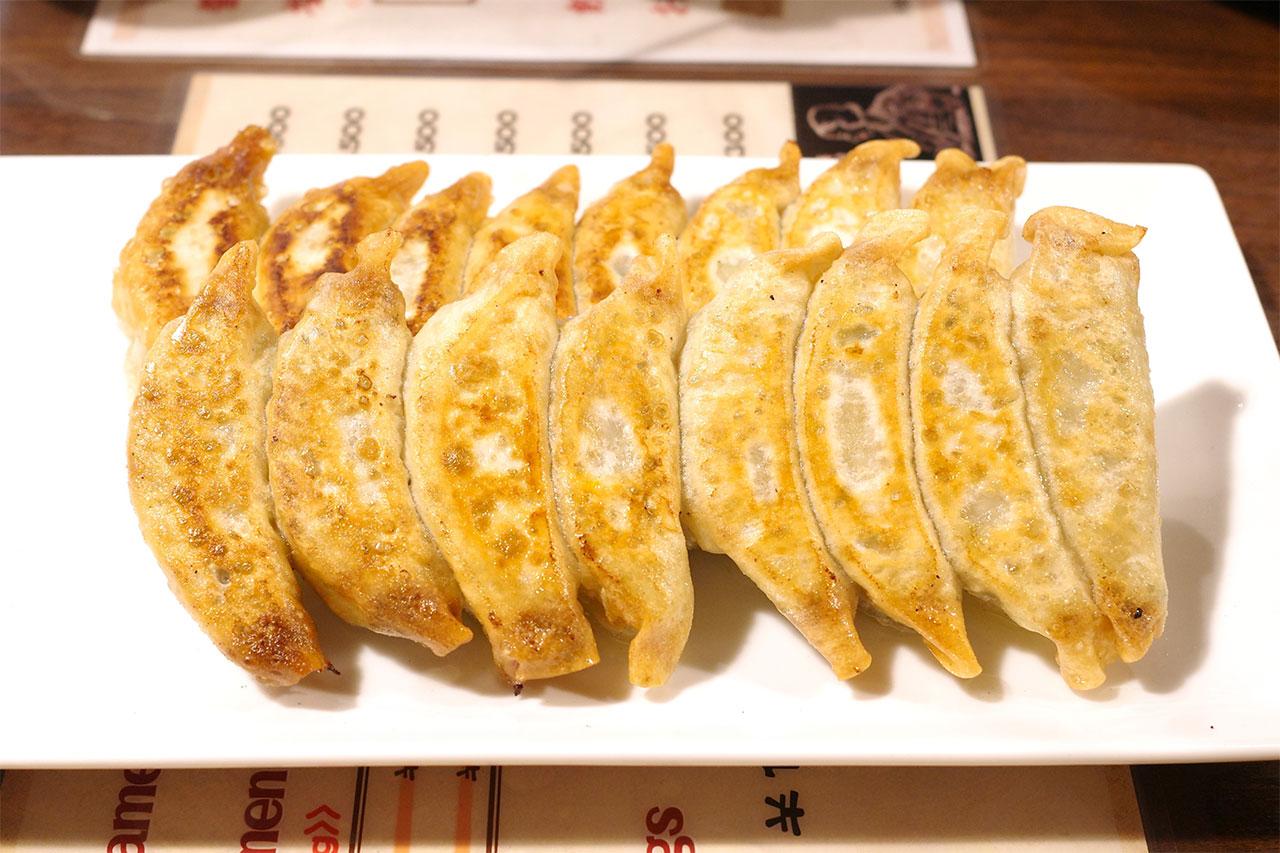 画像7: 屋台生まれの極上パリパリ餃子と〆のラーメン！愛され続ける名店「松ちゃん」