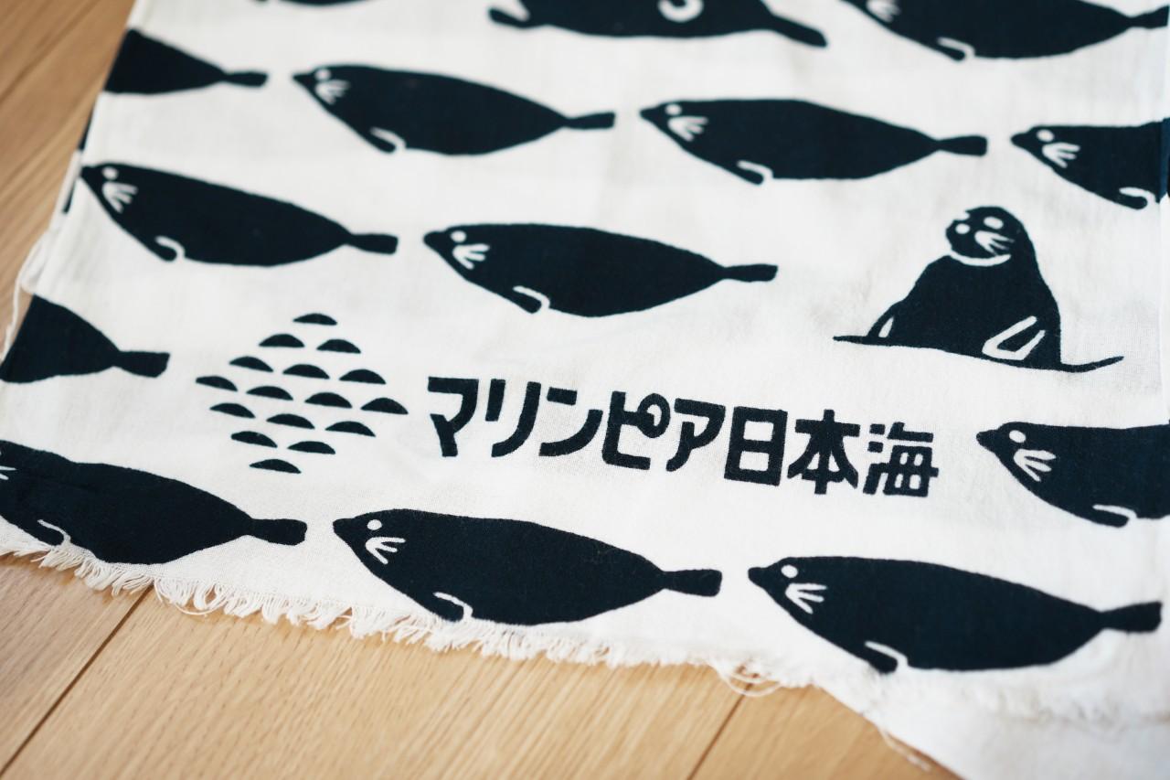 画像: 新潟の水族館・マリンピア日本海に行ったときに見つけたもの。アザラシの総柄がお気に入り。