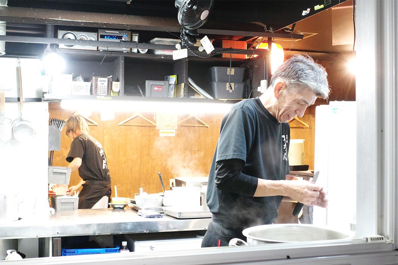 画像2: 屋台生まれの極上パリパリ餃子と〆のラーメン！愛され続ける名店「松ちゃん」