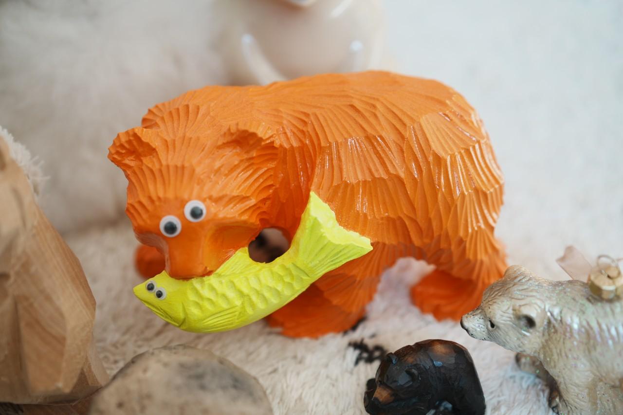 画像: 木彫りのクマをリメイクしている作品。ポップな色合いとなんとも言えない顔がツボです。