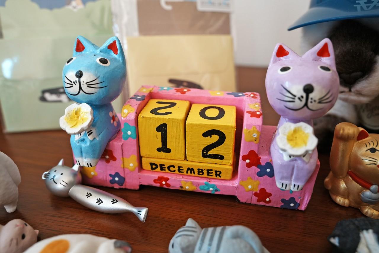 画像: インドネシア・バリ島で見つけたカレンダーの置物。色の使い方やネコの表情が日本であまり見ないのがお気に入り。