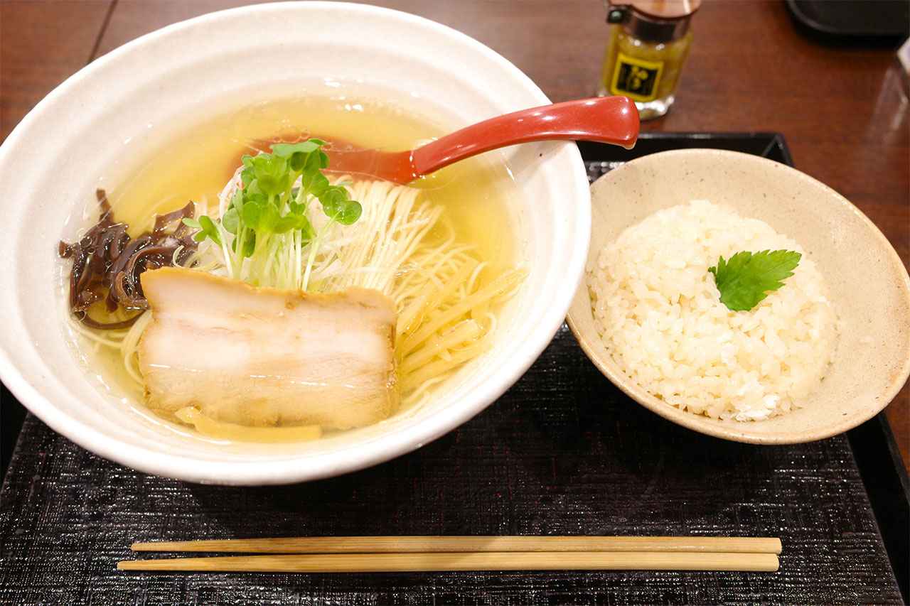 画像4: 透き通る鯛だしの旨みに溺れる。「塩伝説 なゆた」の鯛塩ラーメン