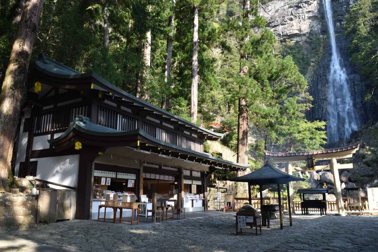 画像: 別宮 飛瀧神社と那智の滝（提供：熊野那智大社）