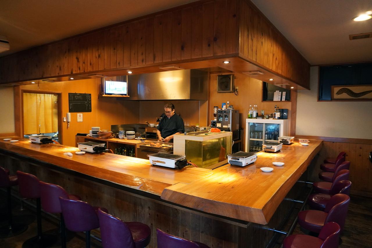 画像12: 食の旅人・植野、南紀白浜の旅へ。夕陽が美しい海辺の名酒場で名物の「うつぼ」を堪能する。