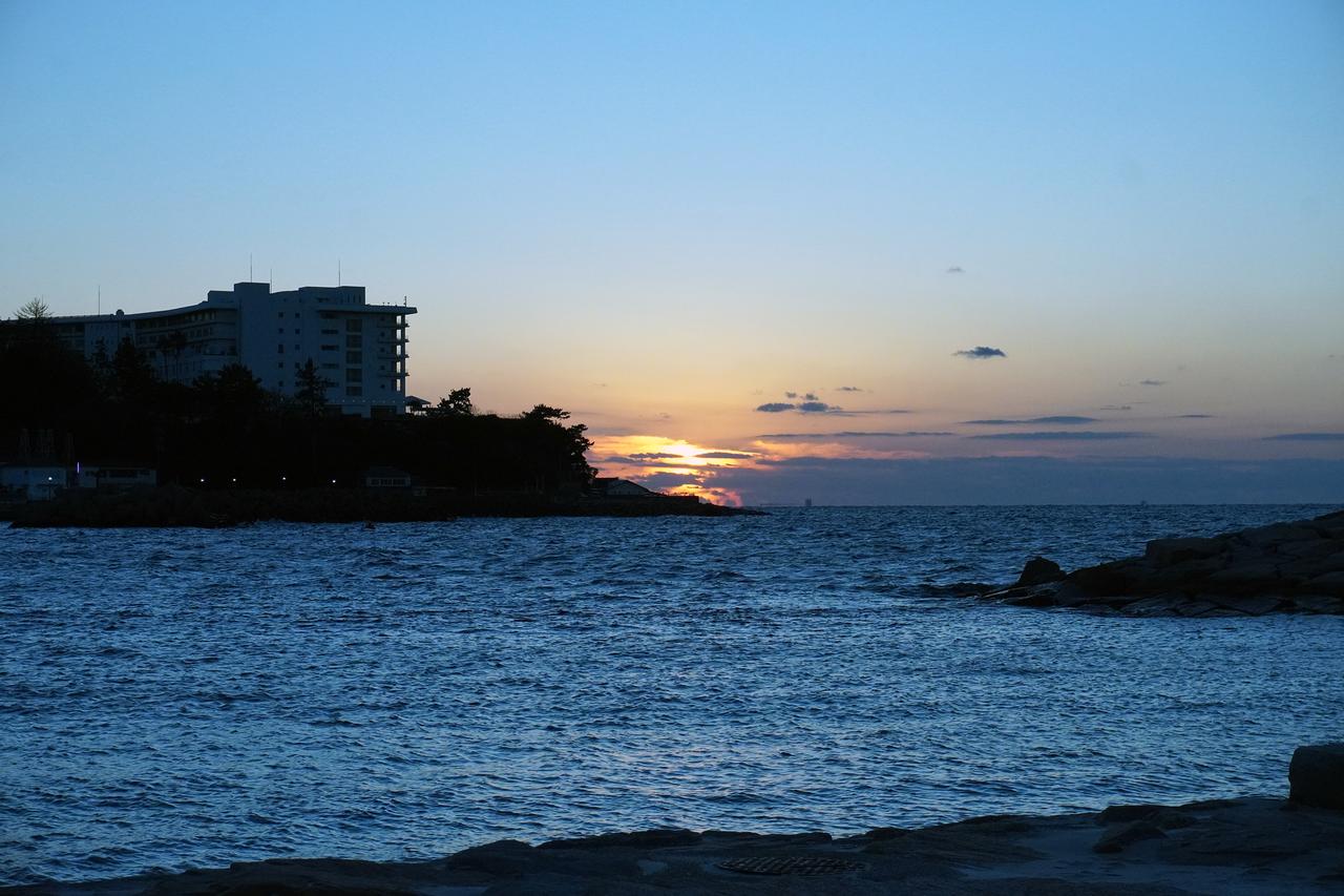 画像9: 食の旅人・植野、南紀白浜の旅へ。夕陽が美しい海辺の名酒場で名物の「うつぼ」を堪能する。