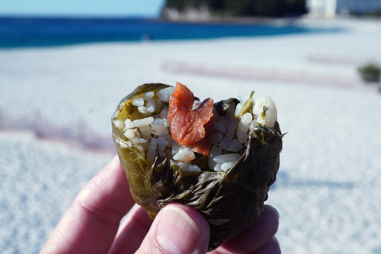 画像6: 食の旅人・植野、南紀白浜の旅へ。夕陽が美しい海辺の名酒場で名物の「うつぼ」を堪能する。