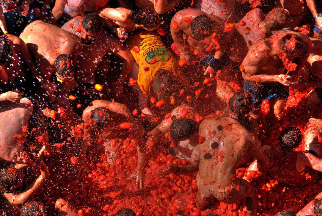 画像: スペインの奇祭「トマト祭り」。ブニョールの町も人も真っ赤に染まる！