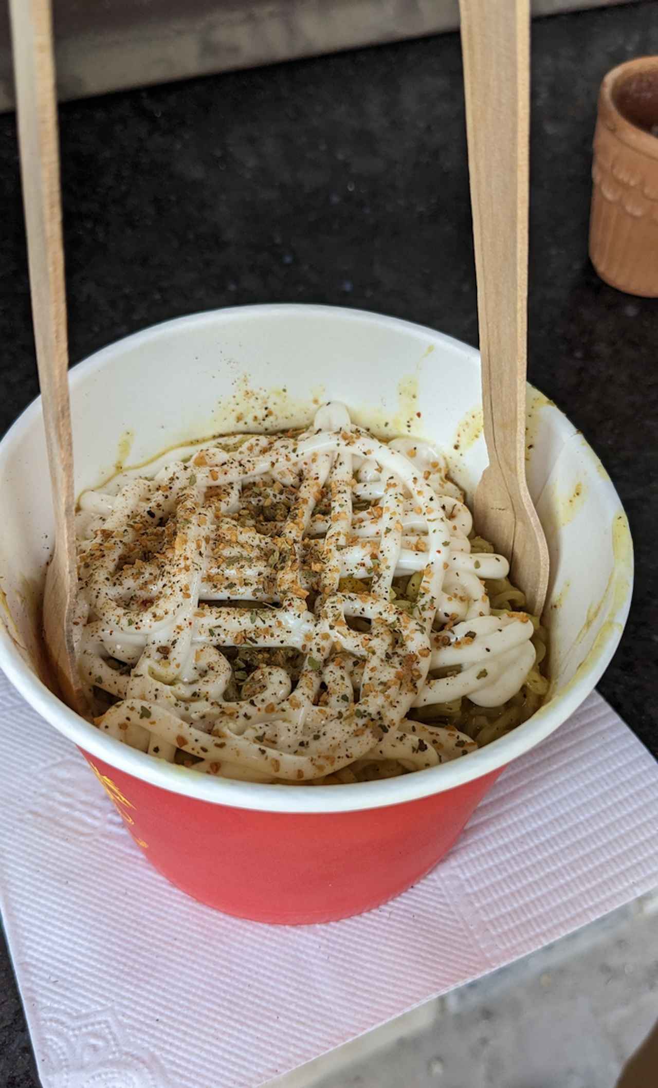 画像: マヨネーズとオレガノがかかったマギー。お店によってアレンジはさまざま