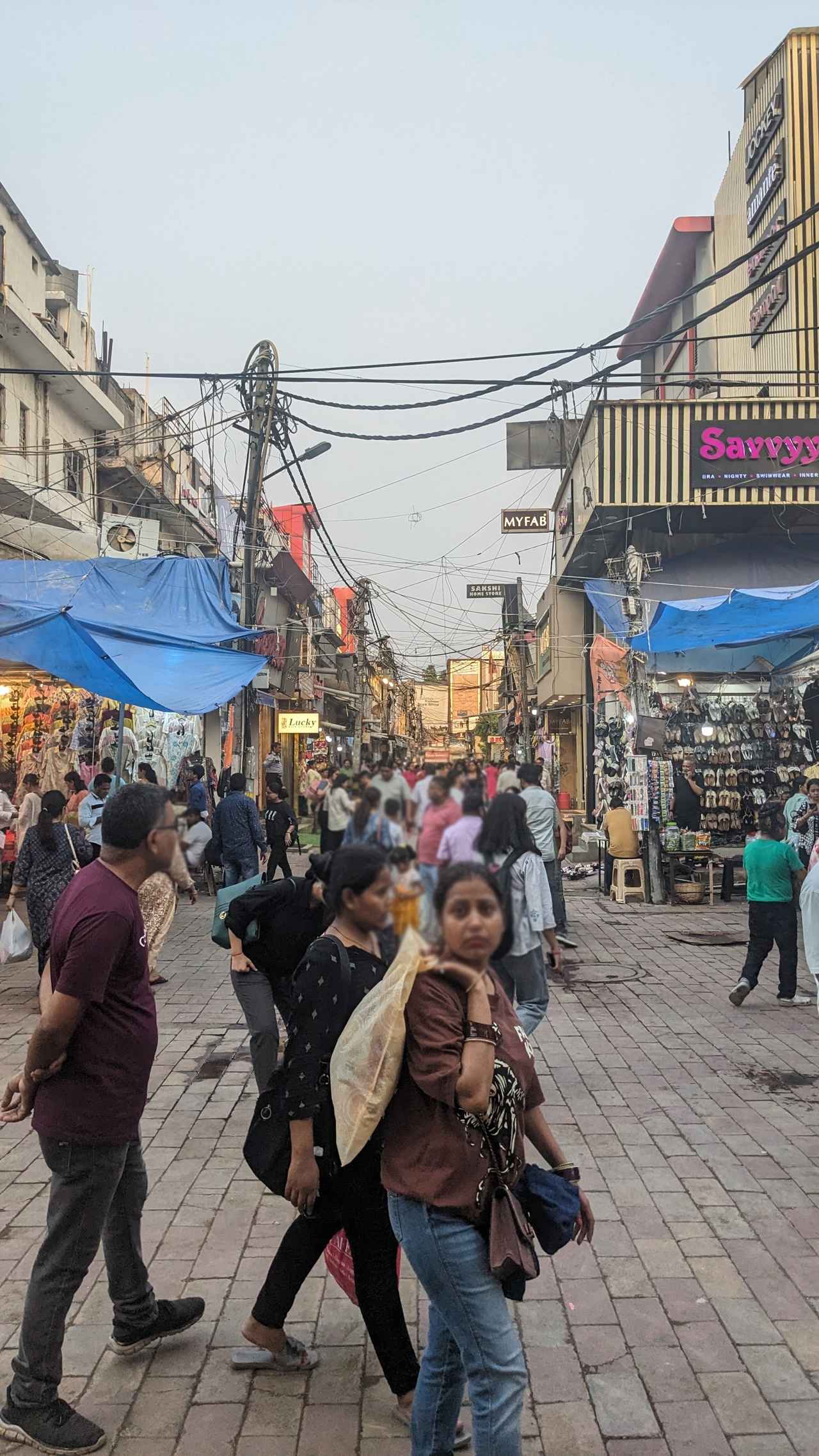 画像: 単独行動・夜間の出歩きは避ける