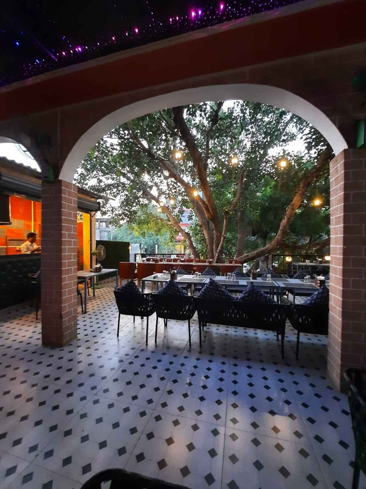 画像1: 12:00 「Maya Restaurant」で本場のインドカレーに舌鼓