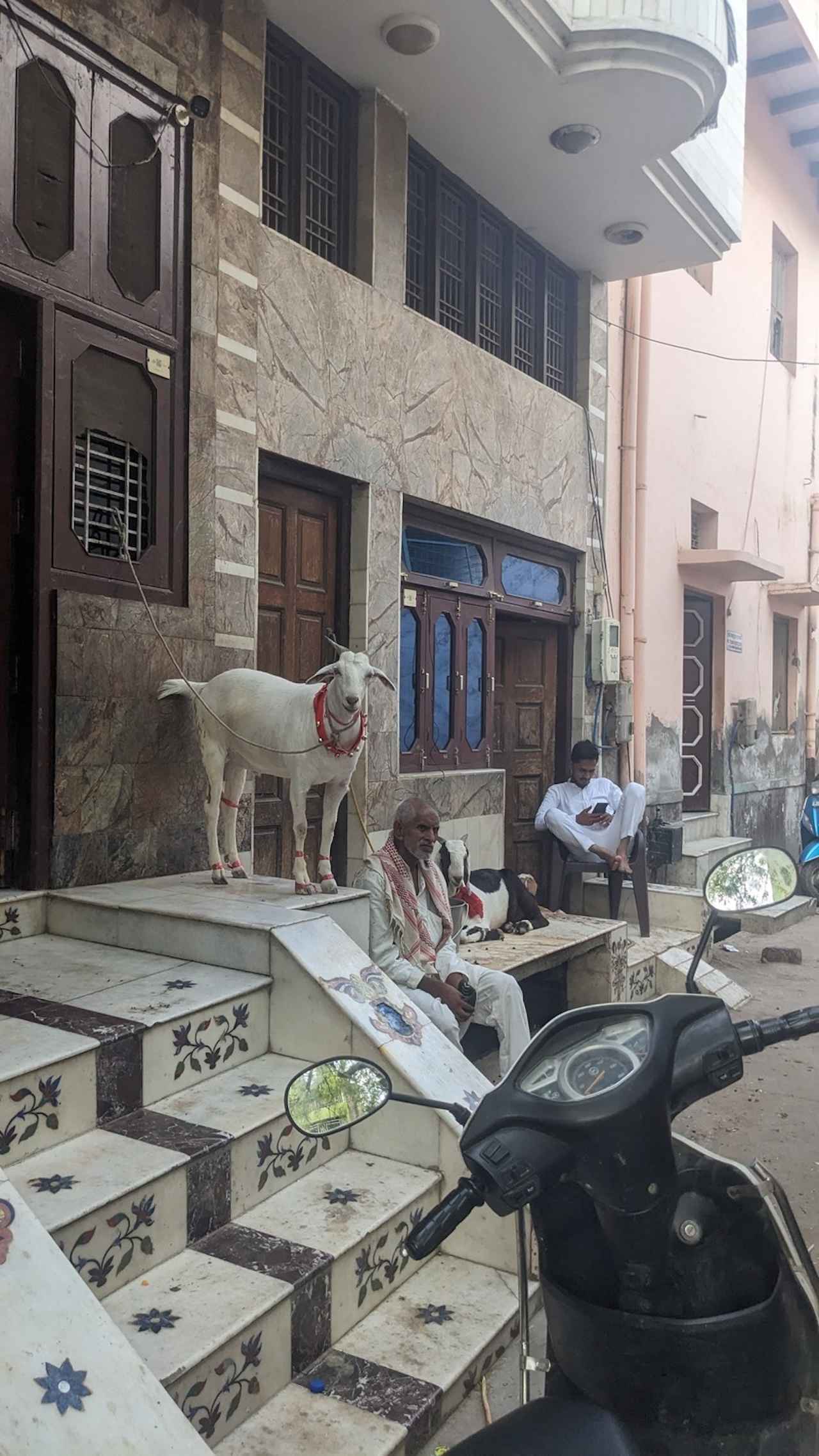 画像: アグラ城外の路上