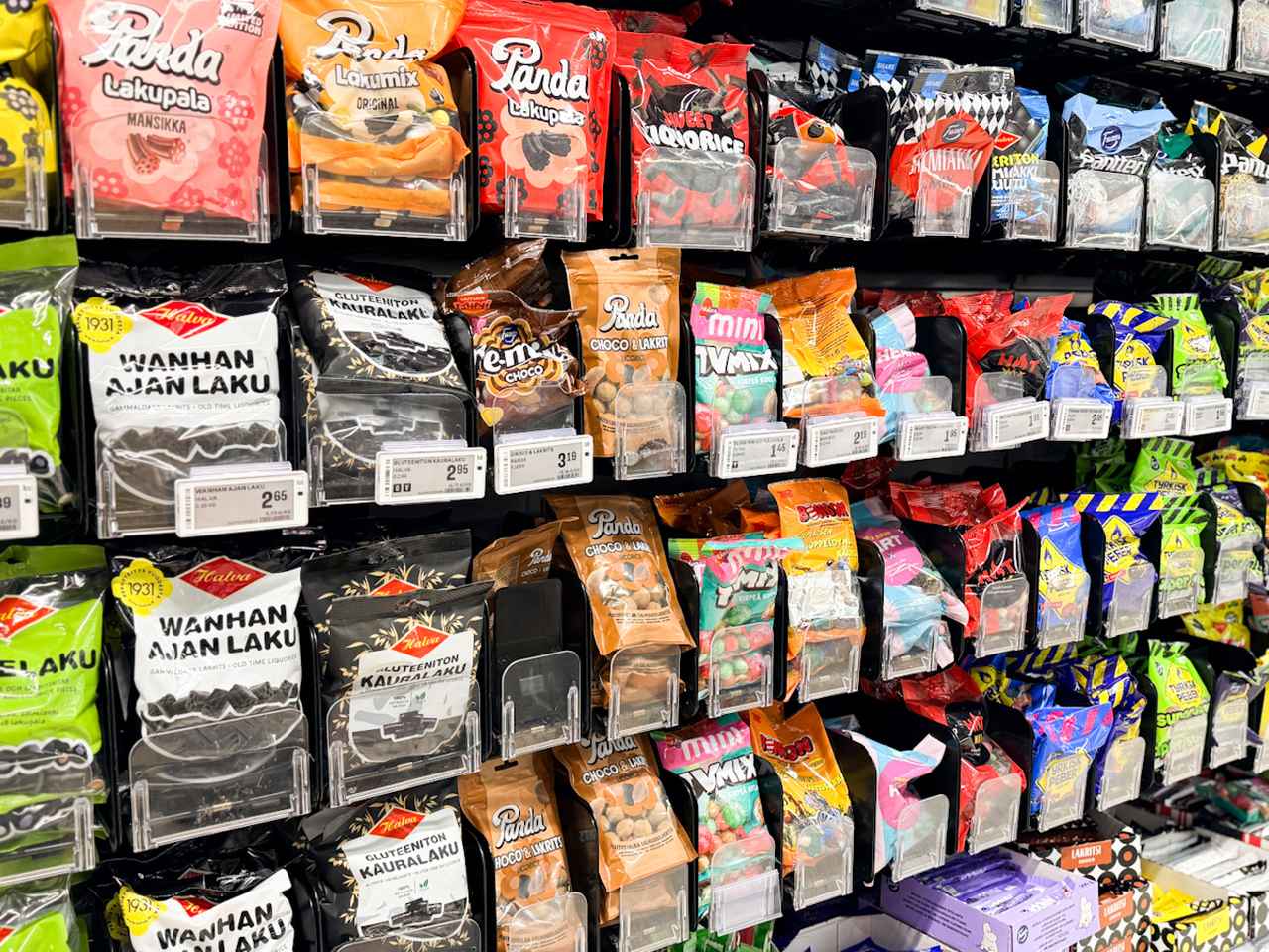 画像: 個性的な味の伝統キャンディ「サルミアッキ」